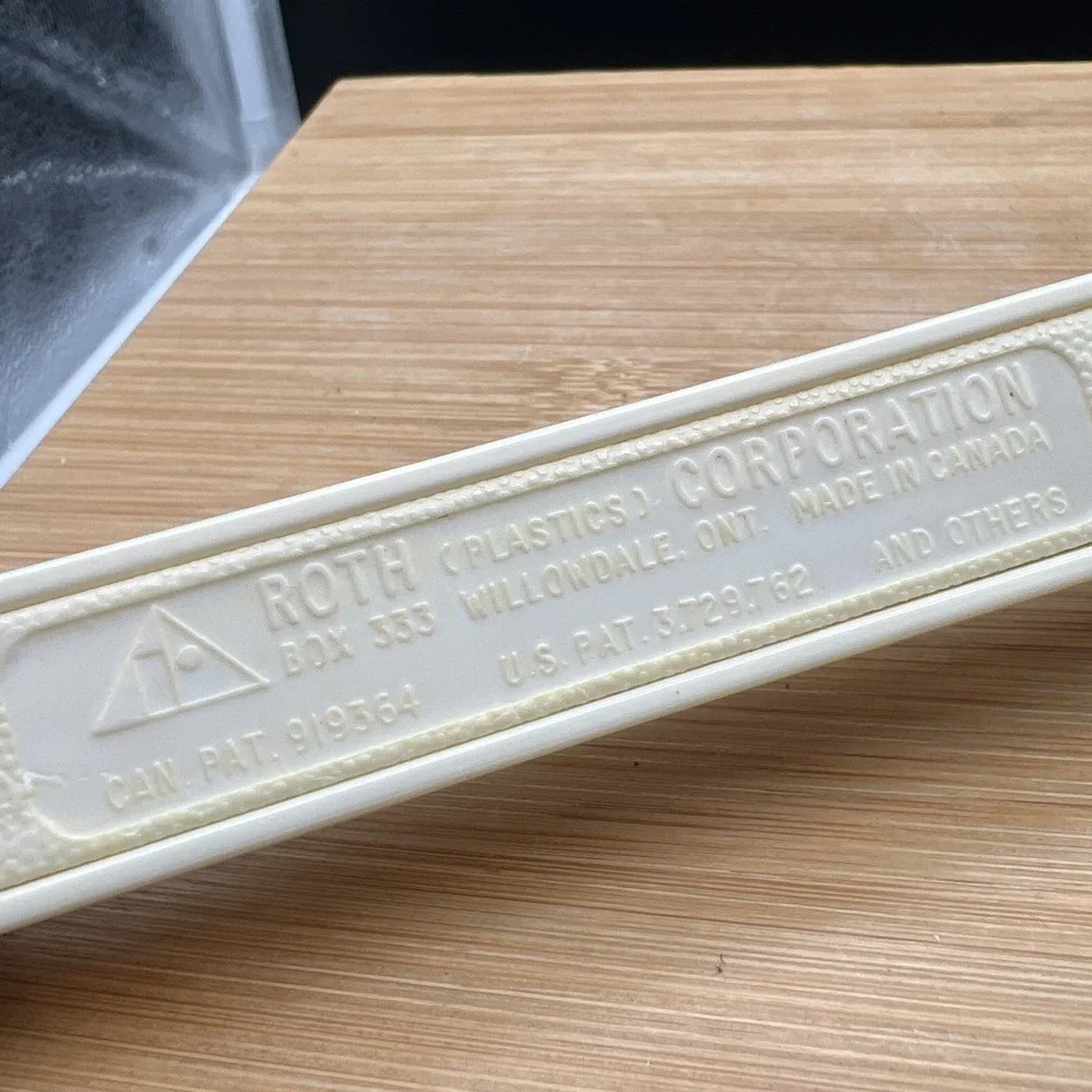 VTG the Fantastic brush Lint Pick Up Brush 1980's Roth Plastics Corp Red Velvet